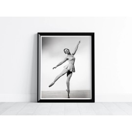 BLACK BALLERINA on Pointe c1950s, Delores Brown, Vintage Photo Reprint - 8 x 10 in