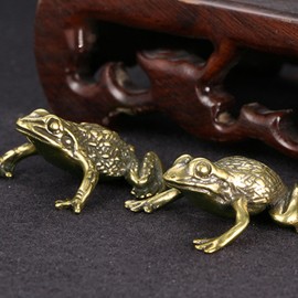 2pcs Brass Frogs Figurine Traditional Chinese Animal Sculpture Feng Shui Toads Statue Lucky Wealth Decoration for Home Living Room Office Interior
