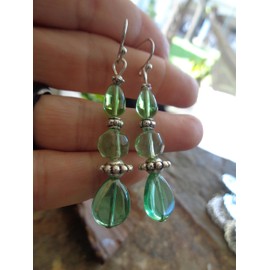 ◦•●◉✿ TROPFEN OHRRINGE - GRÜNES GLAS ✿◉●•◦ einmalige schöne Ohrringe, Handmade, Asai Bolivien in hellgrün