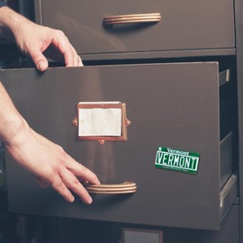 Small Vermont License Plate Magnet, Collectible State Souvenir Keepsake, 3.5 x 1.75 Inches