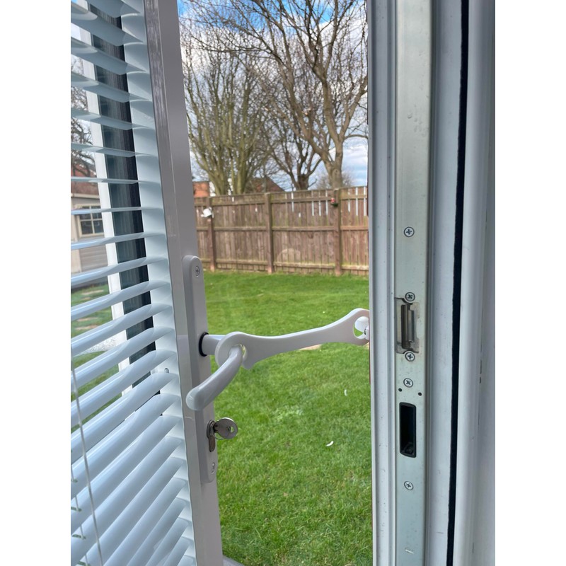 BI Fold Door Stay/Hook & Eye Latch Style Holder/Restraint White