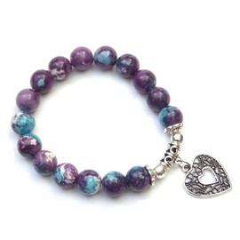 Jade Perlen Armband für Frauen lila und blau gefärbt mit filigranen Anhänger in Form eines Herzens