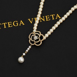 W WEILIRIAN Boho Crystal Flower Pendant Necklace Pearl Choker Necklace Black Camellia Necklace Chain Vintage Pearl Beads Necklace Jewellery for Women and Girls Gifts, Metal