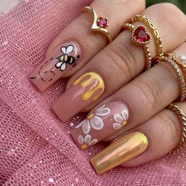 24Pcs Flower Press on Nails Medium Square Fake Nails Spring False Nails with Bee Honey Daisy Flower Design Full Cover Nude Pink Artificial Nails Cute Bee Glue on Nails for Women Nail Art Decoration