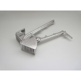 Tredoni Large Garlic Press Meat Mincer Crusher Masher, Olive Pitter Corer & Meat Tenderiser Fish Scraper & Nutcracker - Cast Aluminium