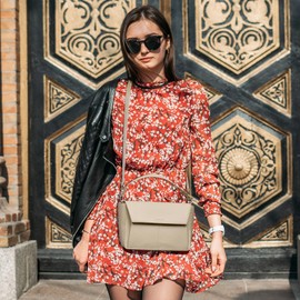 Lexiyat Crossbody Purses for women Vegan Leather Designer Handbags Trendy Top Handle Small Shoulder Bags with Flap Apricot