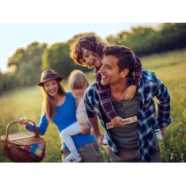 Knabber Nossi 176806 Geräuchertes Snack-Brühwurst, mit einem halben Fladenbrot umwickelt.
