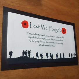 ShopQuality4U Bar Runner Lest We Forget Military Poppy Design 44 x 25cm (17.3 x 9.8) Bar Mat White Background