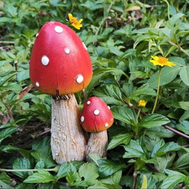 KIKTOP - Decoración de hadas, jardín de hadas, accesorios de jardín de hadas, accesorios de jardín para exteriores, primavera, patio, jardín, 4 piezas, estatuas de jardín con estacas (rojo 2 + naranja