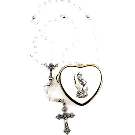 For the first Holy Communion... delicate rosary beads, white pearls, a silver-coloured goblet and a cross in a golden heart box.
