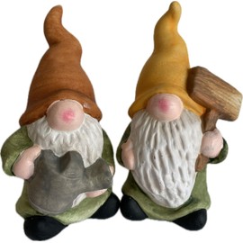 khevga Mini Gartenzwerge 2er Set aus Terracotta – 14 cm hoch – Gartendeko Figuren mit gelbem Hut und Schild & braunem Hut mit Gießkanne – Zwerg Deko für Garten und Balkon