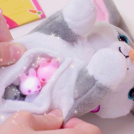 Sbabam Mammy Surprise Bunnies, Super Weiches Kuscheltier Kaninchen mit Niedlichen Jungen, 2er-Pack, Plüsch mit Tragetasche, Spielzeug ab 3 Jahre, Kleine Tiere Figuren als Baby Geschenk