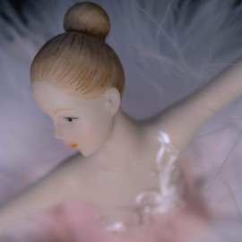 Chagar Feather Skirt Ballerina Rotating Music Box Figurine,White and Pink Manual Control Dancing Girl Musical Box for Girl Kids Gift (Pink)