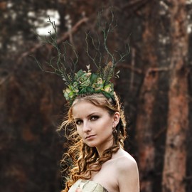 MOSTORY Handmade Green Branch Crown for Renfaire Woodland Flower Headband Forest Antler Headpiece Floral Twig Fairy Cosplay Costume Hair Accessories for Women Adults Carnival Rave Party