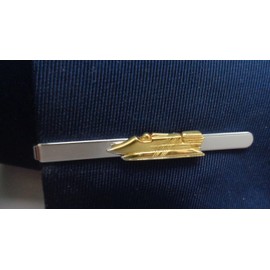 Tie Pin Ski Bob Snow Bob Bi-Colour Shiny 6.4 cm Long with German Text + Gift Box – Great Gift for Winter Sports Enthusiasts, Brass