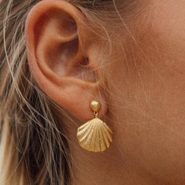 Cute Shell Stud Earrings for Women Stainless Steel Minimalist Dainty Sea Seashell Cartilage Piercing Ear Scallop Dangle Earring Fashion Summer Beach Ocean Theme Delicate Jewelry for Daughter Niece