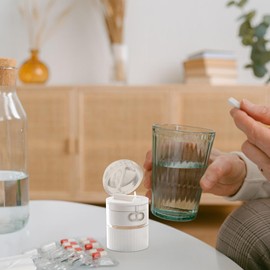 Pill Cutter Splitter, Pill Crusher Grinder with Powder Brush Grind Tablets, Pill Box Pill Splitter with Pill Case Storage Compartment, Pill Carrier for Storage Pills, Mills for Elderly, Kids & Pets