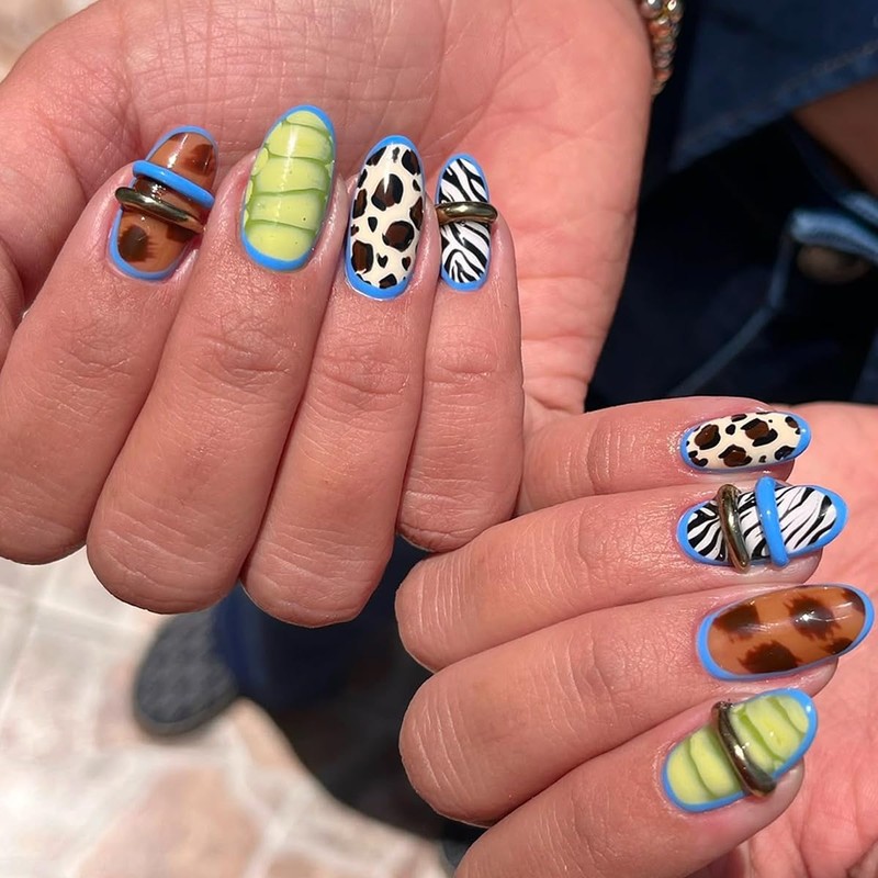 Uñas postizas acrílicas de almendra con diseño de tortuga, cebra