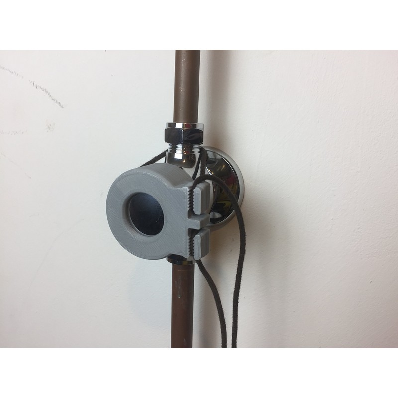 SHOWER HAND : Holds button showers on whilst you shower