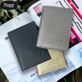 PERRÉ Porta pasaporte Bifold en Piel Genuina. Puede ser personalizado con grabado. Fina funda protector visa (Personalizado)