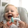 Mordedera para bebes Soothing Sheppy de Ingenuity con Aros de