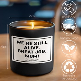 HERZBOTSCHAFT Duftkerze mit Spruch – We’re still alive – great job, mom! – Geschenk für Mama, Muttertag, handgemachte Sojakerze im Glas, nachhaltig, optional mit personalisiertem Bambusdeckel