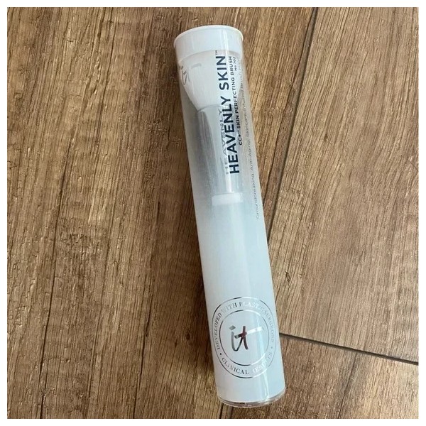 It Cosmetics Heavenly Skin Smoothing Complexion Brush #704
