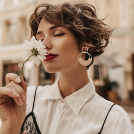 Boho Raffia Earrings for Women Summer Raffia Hoop Earrings Statement Rattan Dangle Earrings(White)