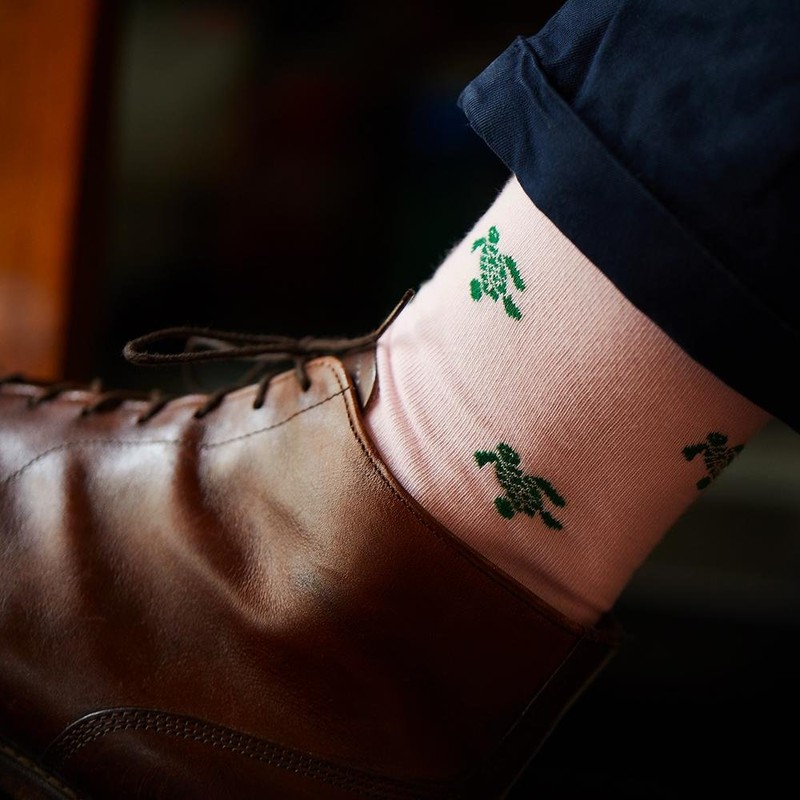 SummerTies Turtle Mens Dress Socks - Green on Pink