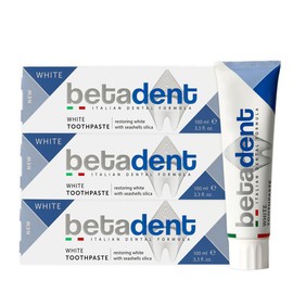 Betadent Set mit 3 weißen Zahnbürsten zum Bleichen. Sanft und nicht scheuernd, stellt das natürliche Weiß der Zähne wieder her, frischer Atem, Anti-Plaque, Zahnsteinschutz - 3 x 100 ml