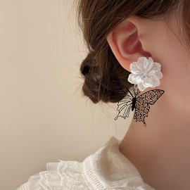 Inateannal Vintage Black Butterfly Flower Drop Earrings Acrylic Flower Earrings White Flower Stud Earrings Black Hollow Butterfly Earrings Jewellery for Women and Girls, Acrylic Alloy Steel