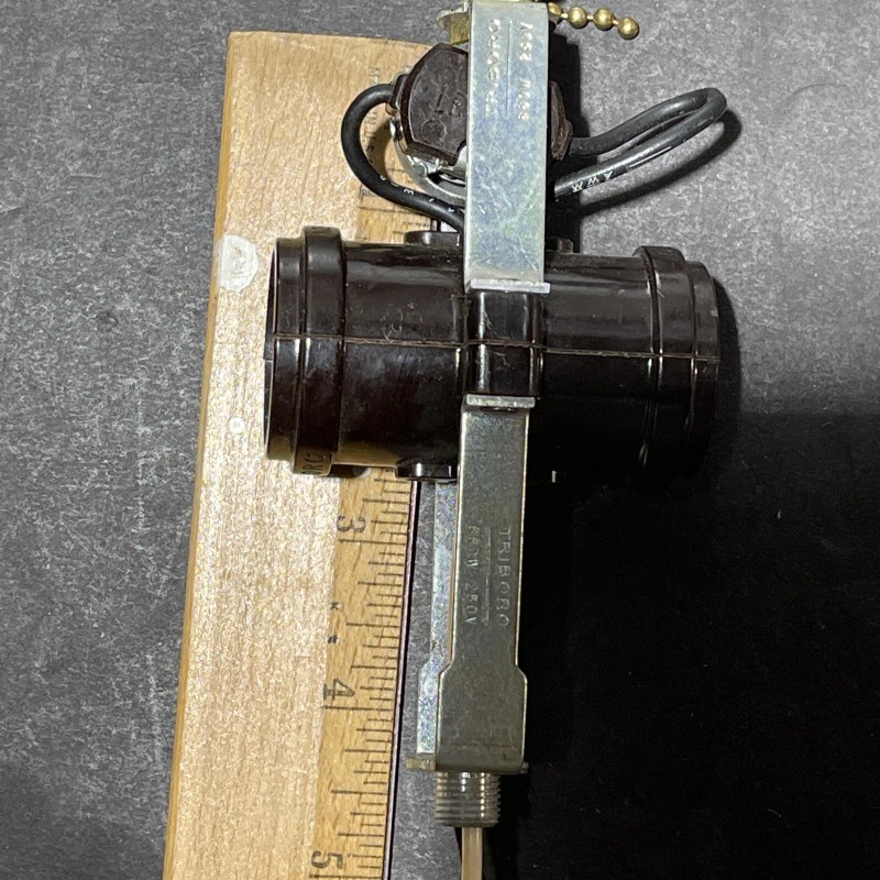 Triboro 2-Light Socket Cluster Pull Chain Lampholder 660W 125/250V