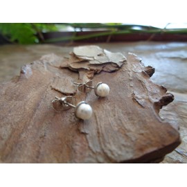 ◦ ● ● ✿ Round small freshwater pearl stainless steel studs. ✿ Small, delicate earrings, stud earrings, cultured pearl, anti-allergic