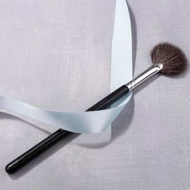 Fan Brush Professional Blush Brush Soft Vegan Synthetic Makeup Brush for Face Highlighter Applicator Eyeshadow Brush