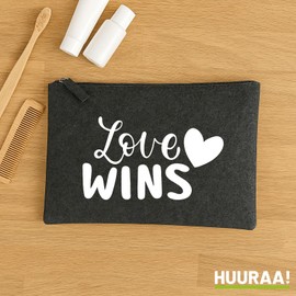 Huuraa Kulturbeutel Love wins Herz Geschenk 1 Liter Charcoal Filz Love wins Geschenkidee