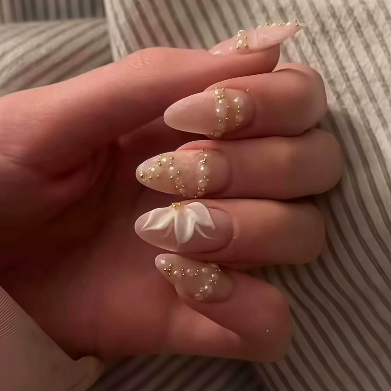 Uñas postizas medianas almendradas, color rosa nude con flores blancas