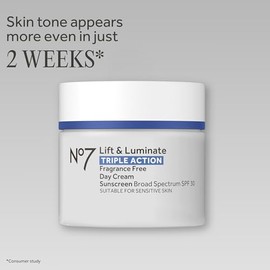 No7 Lift & Luminate Crema facial de triple acción, sin fragancia, hidratante facial con SPF 30, formulada con péptidos de colágeno antienvejecimiento 
