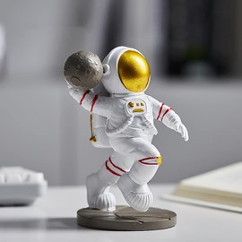BANOMII Figura de Astronauta, Figura de Astronauta de clavada, Escultura para Escritorio, decoración de Mesa, Resina y Planeta para decoración de Dormitorio temático