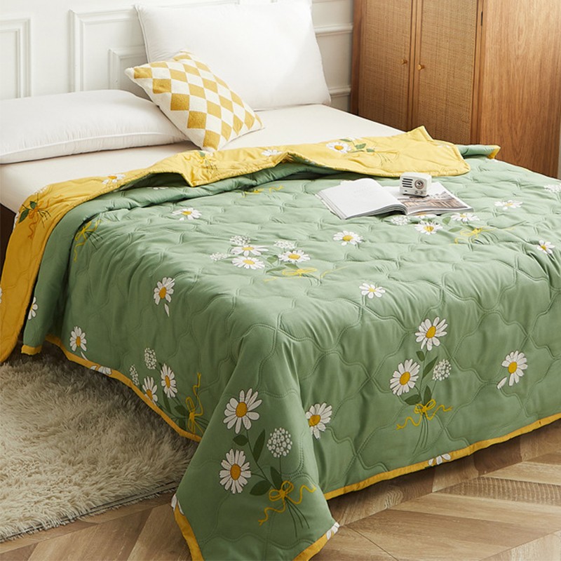 Summer Blanket Polyester Fiber Washable Skin Friendly Summer Quilt Thin