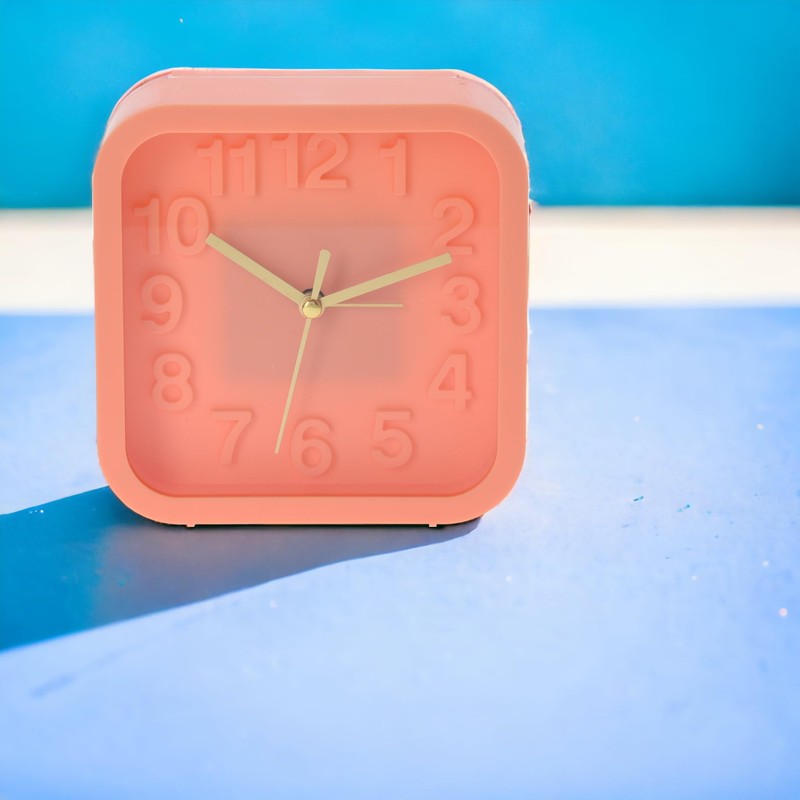 MIJOMA Analog Quartz Alarm Clock Table Clock Retro Design 13x13cm
