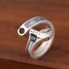 Anillo Ajustable para Hombre - Diseño de Llave Inglesa, Chapado
