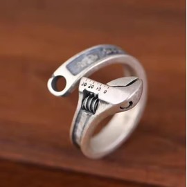 Anillo Ajustable para Hombre - Diseño de Llave Inglesa, Chapado en Plata, Accesorio Único para Amantes de la Mecánica y Herramientas