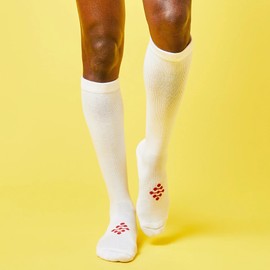 Calcetines de compresión por encima de la pantorrilla de la serie TrueENERGY-Pro (8-15 mmHg) de infrarrojos, proporcionan recuperación, alivio del dolor y mejor circulación para embarazo, atletismo, viajes y más, Blanco, Large/X-Large