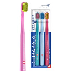 Cepillo de dientes ultrasuave Curaprox CS 5460 – Para dientes y encías sensibles | Eliminación suave de la placa | Paquete de 3 | Color aleatorio