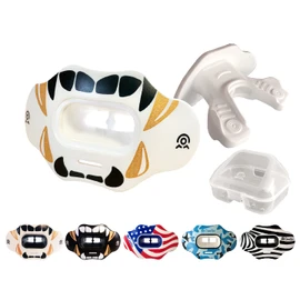 COOLLO SPORTS Protector bucal para labios MAXX/Might Football y protector de labios deportivo de alto impacto para adultos y jóvenes (correa incluida) (colmillos negros dorados -(una capa), con funda (adulto 8+))