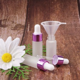 Kesell Paquete de 50 botellas cuentagotas de vidrio esmerilado de 5 ml, aceites esenciales recargables, loción para el cuidado de la piel, frascos de muestra con 3 embudos, tapa morada