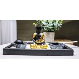 Ebros Meditierender Namaste Buddha Mönch Shakyamuni in goldenem Gewand von Twin Barrels Zen Garden mit Felsen, Kieselsteinen, Sand und Rechen Figur, Buddhismus Amitabha Kerzenhalter