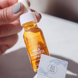 XAMANIA. Serum Rico en Vitamina C. 100% Aceite Rosa Mosqueta Orgánico. Suero Facial para el Tratamiento del Acné, Manchas y Estrías. Antiedad y Regenerante. Skin Care Orgánico - Cruelty Free [15 ml]