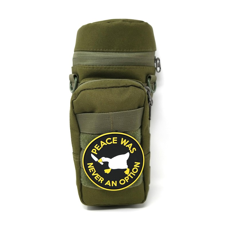 Peace was Never an Option Goose con cuchillo de PVC