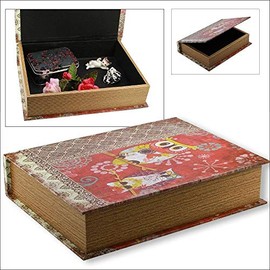 Box im Buch Look Midi: Diese Aufbewahrungs-Box im Buch-Look ist solide aus Holz gefertigt und außen attraktiv im Retrolook mit einem Eulen-Motiv ... ... verborgen. Format Midi ca. 30 x 22 x 6,5 cm
